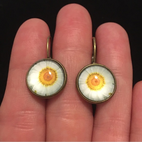 unbranded Jewelry - Cute Daisy Flower Earrings
